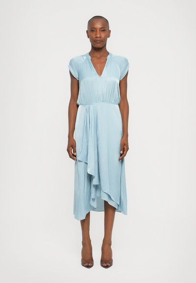 Robe bleu clair, longueur genou, avec un décolleté en V, des manches courtes et une taille froncée. Elle présente un ourlet asymétrique et une texture de tissu lisse.