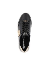 Schwarze Ledersneaker mit goldenen Akzenten und Logodetail, ausgestattet mit einer weißen Sohle und schwarzen Schnürsenkeln. Glatte Textur mit abgerundeter Zehenform.