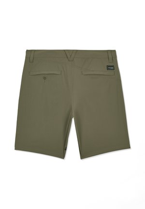 Shorts pour hommes couleur olive avec passants de ceinture, deux poches passepoilées à l'arrière—dont une avec bouton—et un petit patch logo noir sur le côté droit.