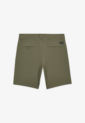 Shorts pour hommes couleur olive avec passants de ceinture, deux poches passepoilées à l'arrière—dont une avec bouton—et un petit patch logo noir sur le côté droit.