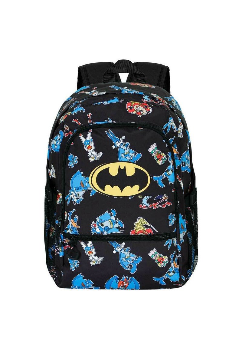 Mochila negra con personajes de dibujos animados coloridos, con un prominente logo amarillo de Batman en el frente, compartimentos con cremallera y bolsillos laterales de malla.