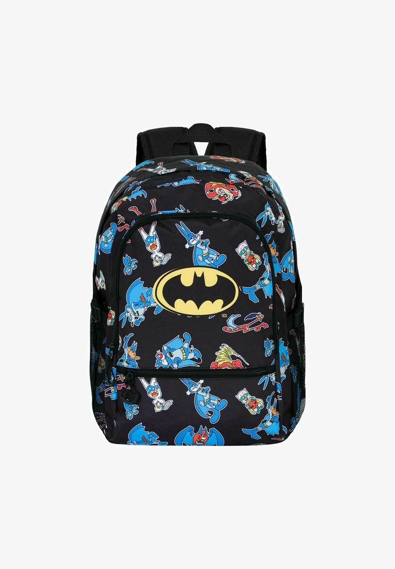 Mochila negra con personajes de dibujos animados coloridos, con un prominente logo amarillo de Batman en el frente, compartimentos con cremallera y bolsillos laterales de malla.