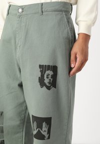 Kaotiko TOO MANY RULES UNISEX - Pantaloni - soft army