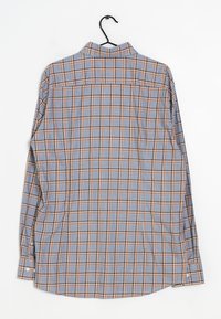 Langarmshirt met een blauw geruit patroon en oranje en bruine accenten, gemaakt van lichtgewicht stof, met een knoopsluiting bij de kraag en mouwen.