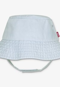 Ljusblå bomullshatt med bred, mjuk brätte och texturerat band. Justerbart band med en liten röd tagg på sidan.