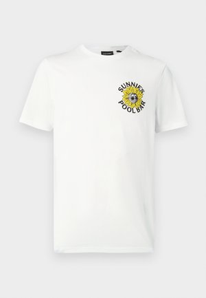 Wit katoenen T-shirt met een grafisch ontwerp van een zonnebloem met een zonnebril en de tekst "SUNNIES POOLBAR" in zwart en geel.
