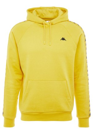 Gul hættetrøje med frontlomme, snoretræk, sort logo på brystet og mønstrede striber langs begge ærmer.