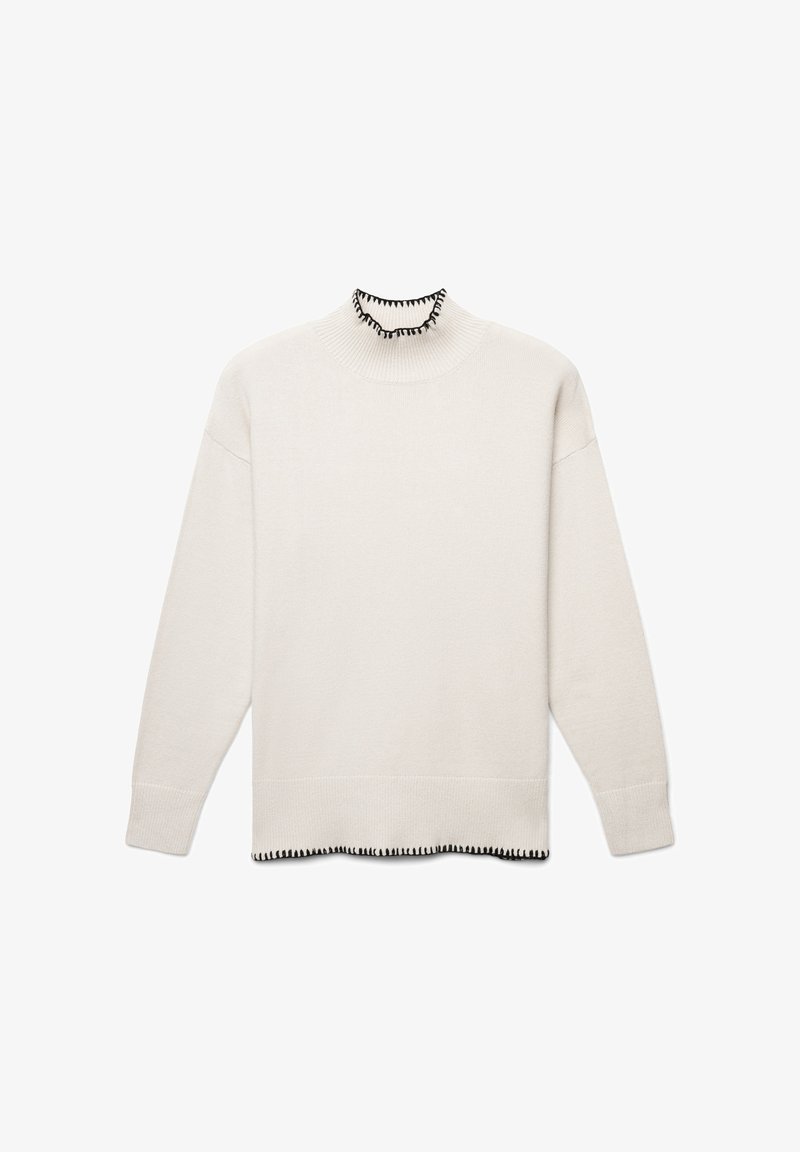 Cremefarbener Pullover mit hohem Kragen und schwarzem Rüschensaum. Mit überschnittenen Schultern und einem geraden, lockeren Schnitt. Weiche Textur.