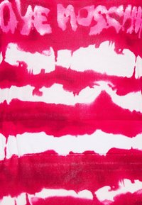 Czerwono-biały materiał z wzorem tie-dye, z nierównymi poziomymi paskami. Tekstura wydaje się gładka i przypomina bawełnę.
