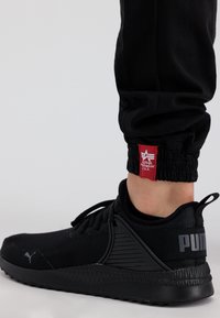 Alpha Industries TWILL JOGGER - Kapsáče - black