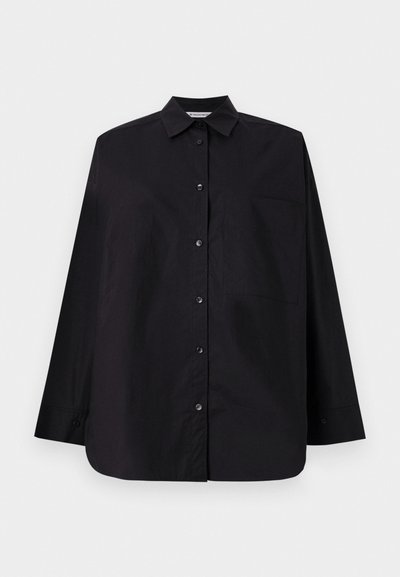 Črna srajca z gumbi, izdelana iz gladkega blaga. Ima ovratnik, dolge rokave, eno žep na prsih in ravno spodnje rob.