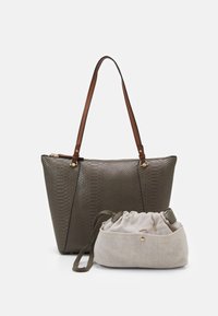 Szara torba na ramię o fakturze skóry węża z brązowymi skórzanymi uchwytami, towarzyszy jej kremowy woreczek z tkaniny z ściągaczem i złotym akcentem.