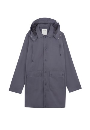 Impermeable gris medio con capucha, cierres de botones a presión y dos bolsillos delanteros con solapa, colocado plano sobre un fondo blanco.