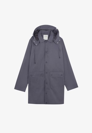 Impermeable gris medio con capucha, cierres de botones a presión y dos bolsillos delanteros con solapa, colocado plano sobre un fondo blanco.