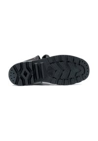 Încălțăminte neagră cu o talpă din cauciuc texturat, având un model de tread definit, un logo embosat și un design plat pentru stabilitate.
