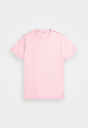 Roze katoenen t-shirt met korte mouwen, ronde hals en een klein geborduurd logo in contrasterende kleur op de linkerborst. Zachte textuur.