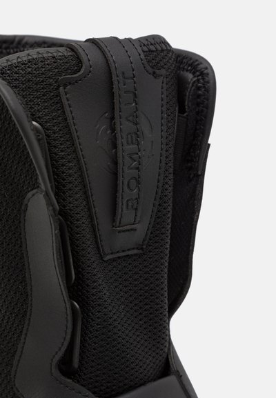 Svarta handskar med ett strukturerat mesh-material, förstärkt vaddering och en framträdande Pr präglad logotyp. Sytt detaljer längs sömmarna.