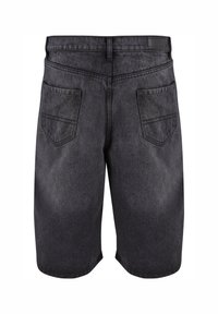 Shorts de mezclilla negra con una textura deslavada, cinco bolsillos y un corte recto. Presenta costuras visibles y una etiqueta de cuero en la cintura.