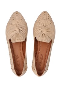 Beige Slipper mit spitzem Zehenbereich, geknotetem Dekorationselement und perforiertem Lederobermaterial. Braune Lederinnensohle und Akzente in der Naht.