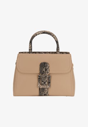 Beige faux læder håndtaske med sorte slangeskinnemønstrede accenter og en stor spænde på forsiden. To korte håndtag på toppen.