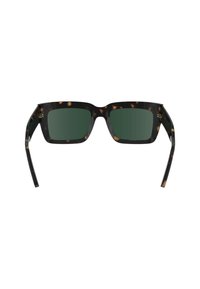 Ochelari de soare pătrați cu ramă din fibră de țestoasă, lentile verzi și accente metalice pe balamale. Modelul texturat de pe ramă adaugă detaliu.