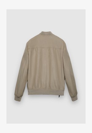 Beige Bomberjacke aus glattem Stoff. Mit rundem Kragen, gerippten Bündchen und Saum. Schlichtes Design ohne sichtbare Muster oder Verzierungen.