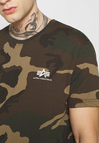 Alpha Industries SMALL LOGO - T-shirt estampada - mottley green
