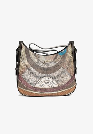 Braune und beige Handtasche mit geschwungenem, mehrfarbigem Muster, schwarzem verstellbarem Tragegurt und goldenen Logodetail in der Mitte der Vorderseite.
