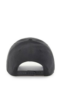 Schwarze Baseballmütze aus Stoff mit gebogenem Schirm, verstellbarem Snapback und gestickten Belüftungsöffnungen. Schlichtes Design mit glatter Textur.