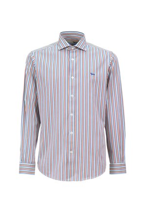 Camisa de hombre de manga larga con un patrón de rayas multicolores en rojo, azul y blanco, con un cuello abotonado y un logo en el pecho.