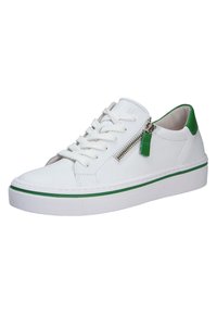 Witte leren sneaker met groene accenten, voorzien van een vetersluiting, een rits aan de zijkant en een rubberen zool met een groene streep.