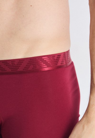 Boxeri burgundy din material moale, elastic, care se adaptează formei corpului, având o talie texturată, tonală, cu un model geometric.