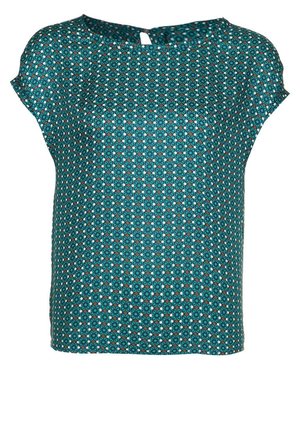Zielona bluzka z krótkim rękawem z małym, niebiesko-białym kwiatowym wzorem i niewielkim wycięciem przy okrągłym dekolcie.