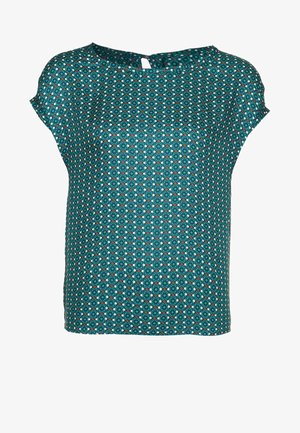 Lyhythihainen vihreä pusero, jossa on pieni sinivalkoinen kukkakuvio ja pieni avonaisuus pyöreässä pääntiessä.