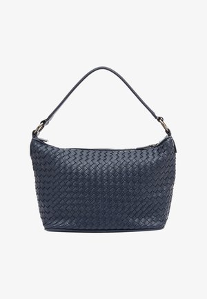 Taschend aus gewebtem, navyblauem Leder mit rundem Design, einem einzelnen Henkel und Reißverschluss. Texturierte Oberfläche mit einem komplexen Korbmuster.