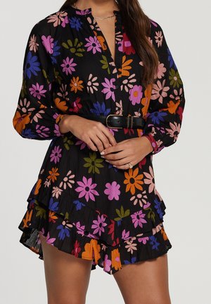 Zwarte jurk met kleurrijke bloemenprint, voorzien van een kraag, lange mouwen, een gerimpelde zoom en een zwarte riem in de taille.