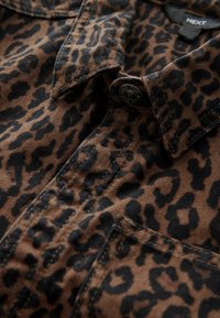 Next PRINT - REGULAR FIT - Lühikeste varrukatega bodi - leopard