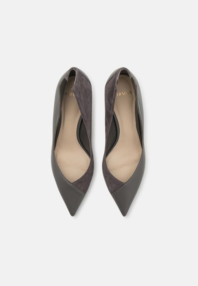 Spidse pumps i mørkegrå læder og ruskind, der har et slankt design med udsnit og en glat inderside.