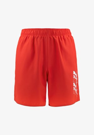 Pantalones cortos deportivos rojos con una banda elástica en la cintura, que presentan un diseño gráfico blanco en el lateral y están hechos de un tejido suave y ligero.