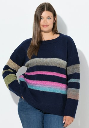 Marinblå tröja med flerfärgade horisontella ränder i rosa, blått, grönt och beige. Mjuk textur, runt ringning och lös passform.