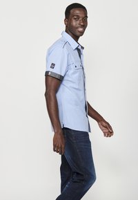 Koroshi SHORT SLEEVE  - Košeľa - azul   blue