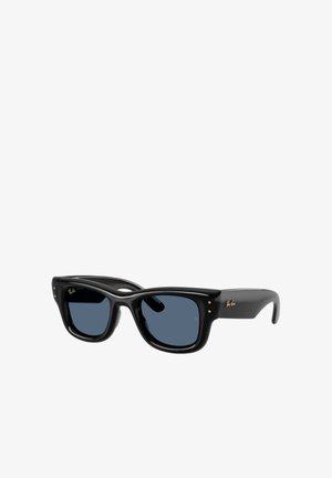 Lunettes de soleil Ray-Ban rectangulaires noires avec montures épaisses et verres teintés foncés, affichant un petit logo doré sur les branches et près du verre gauche.