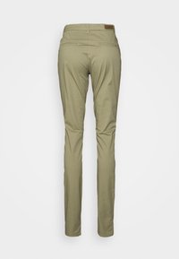 Khaki bukser med slim fit, fem-lomme design, glat tekstur og et lædermærke på taljen.