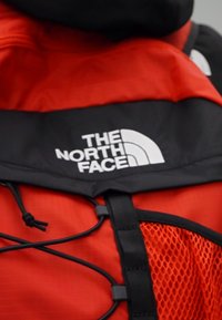 The North Face BOREALIS CONVERTIBLE PACK - Sac de randonnée - red/black