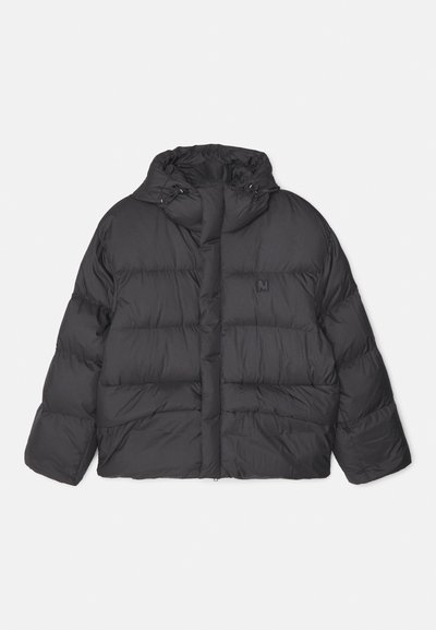 Doudoune noire avec capuche, dotée d'un design carré, d'une texture matelassée et de cordons de serrage réglables. Marquage discret sur la poitrine.