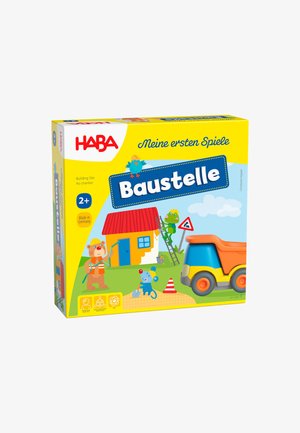 HABA Baustellen-Spiel für Kinder mit cartoonartigen Tieren, einem Spielzeug-Kipplaster und baustellenbezogenen Illustrationen, geeignet für Kinder ab 2 Jahren.