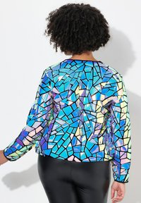 Iridescent jakke med et mosaikdesign i forskellige nuancer af blå, pink og sorte detaljer. Glat tekstur, lange ærmer og en rund halsudskæring.