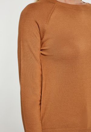 Brauner Strickpullover mit Rundhalsausschnitt, strukturierter Stoff und langen Raglanärmeln. Das Design zeichnet sich durch einen subtilen Glanz und eine taillierte Silhouette aus.