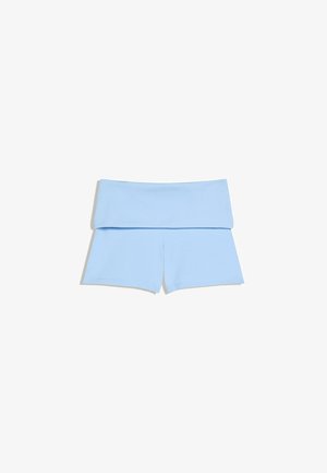 Lichtblauwe shorts met hoge taille en brede omslagband, plat gelegd op een witte achtergrond.