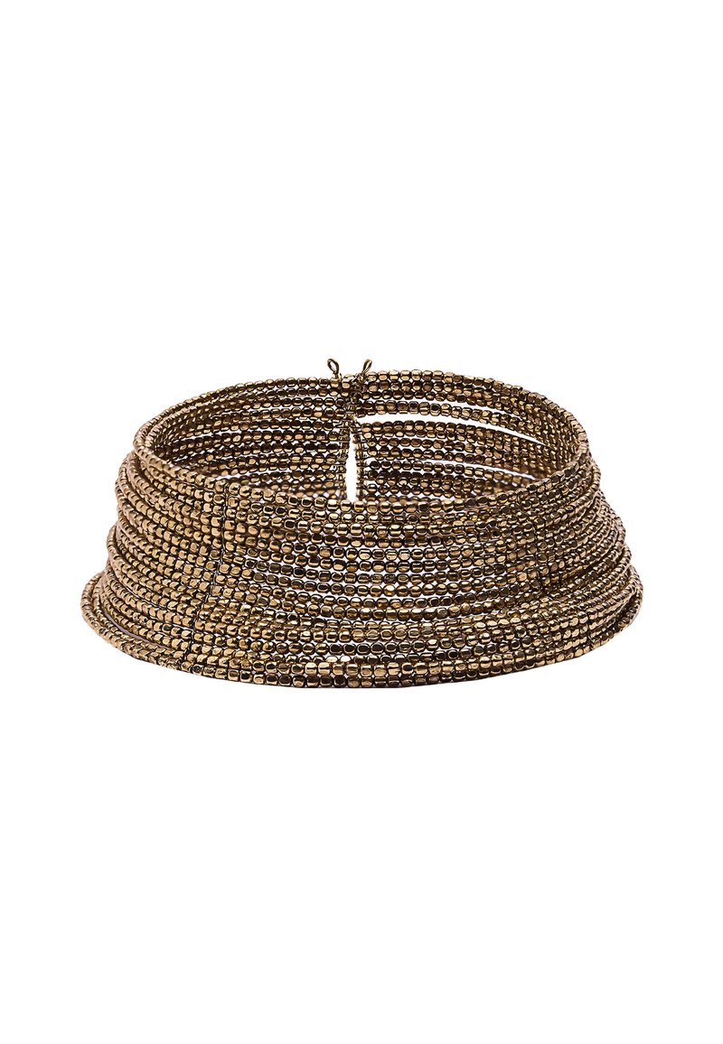 Brązowa, wielowarstwowa bransoletka wykonana z małych koralików, charakteryzująca się gładką, błyszczącą teksturą oraz ściśle owiniętą konstrukcją o lekko połyskującej powierzchni.